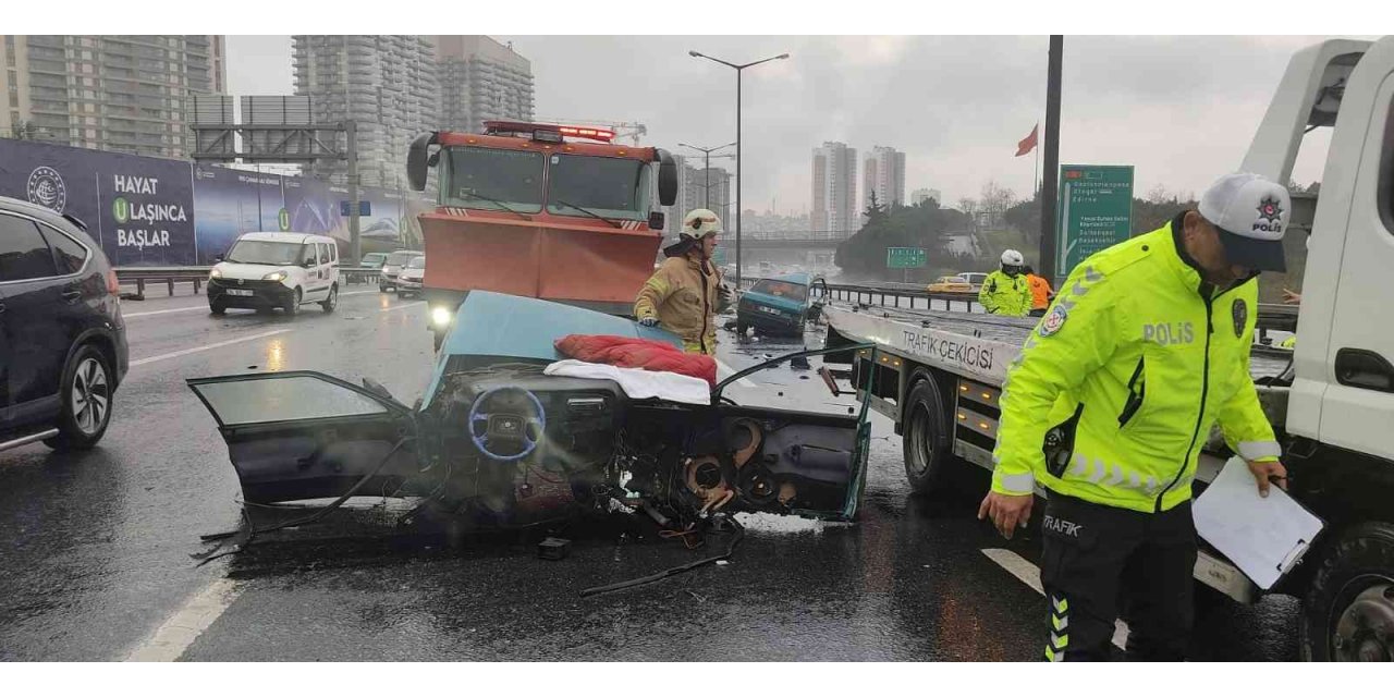 TEM Otoyolu’nda kaza yapan otomobil ikiye bölündü: 2 yaralı