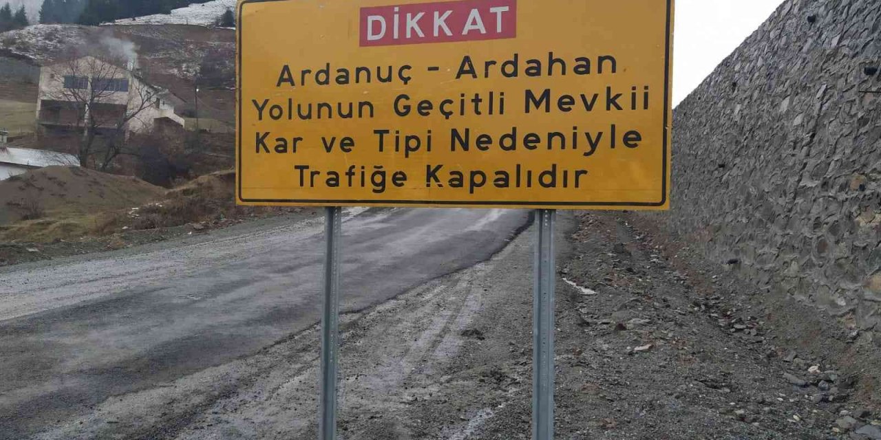 Artvin-Ardanuç-Ardahan karayolu kar nedeniyle ulaşıma kapandı