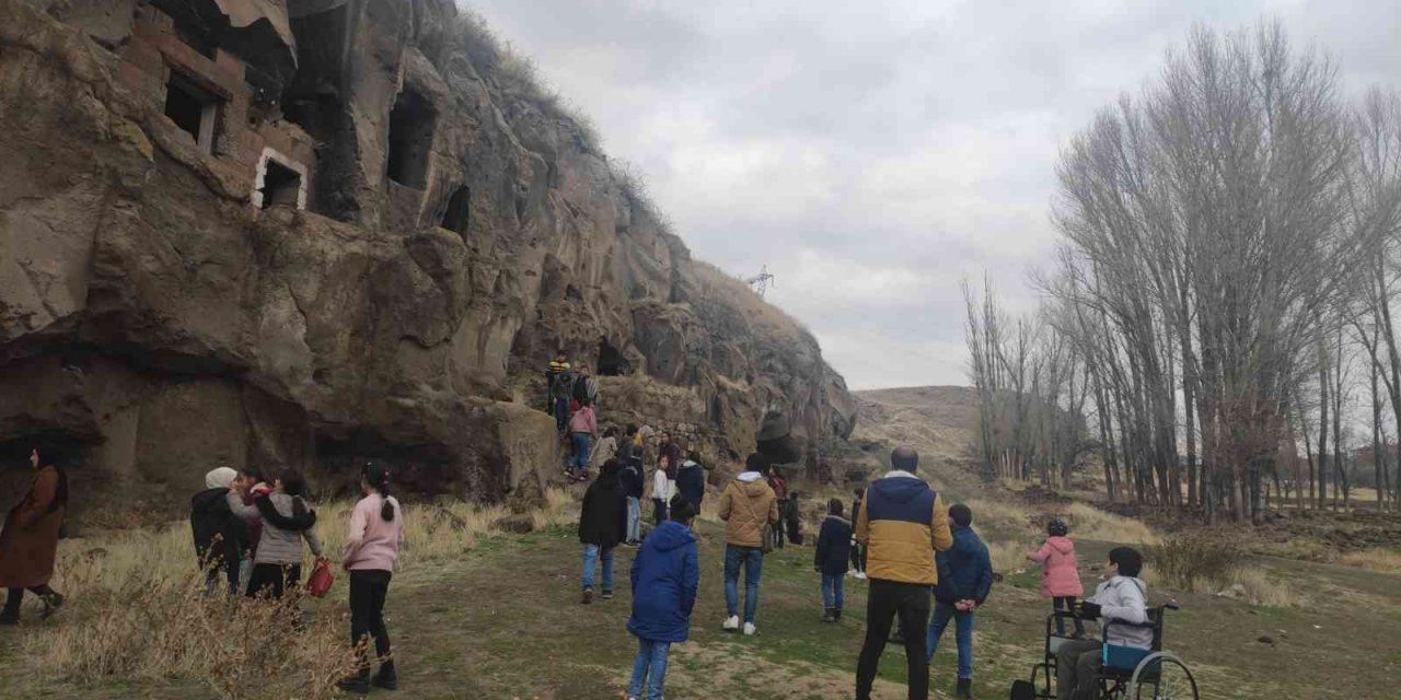 "Çocuklar Mutlu Olsun" projesiyle öğrenciler geziye götürülüyor