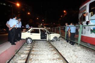 Otomobil tramvay yoluna girdi