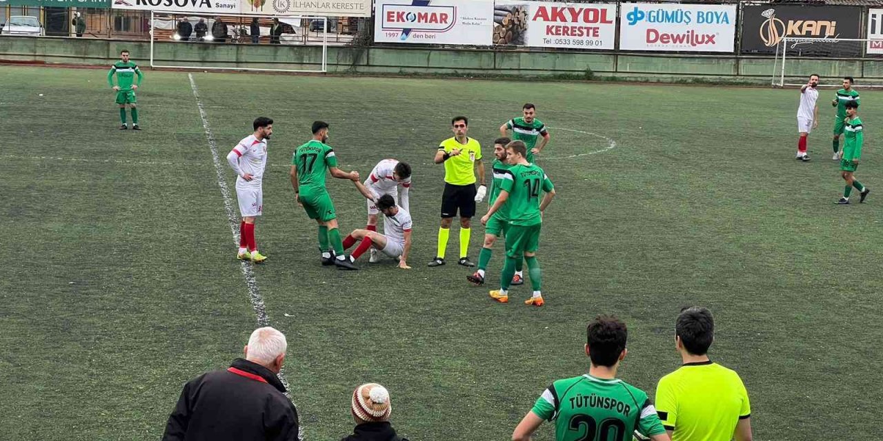 Sakatlanan hakem elinde bandajla maçı yönetti