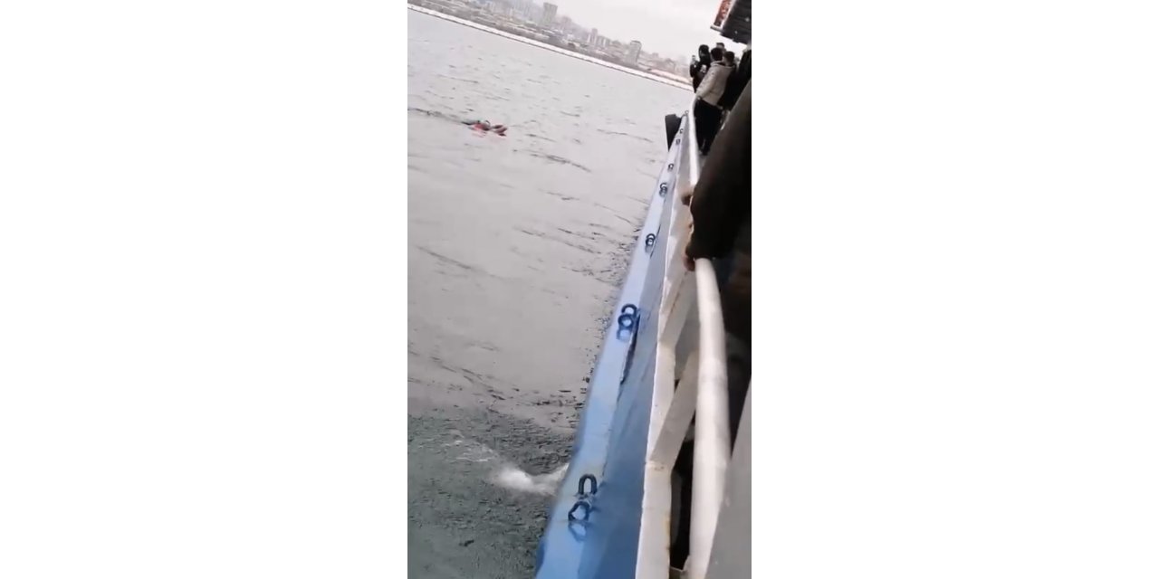 Vapurdan denize yolcu düştü, korku dolu anlar kameraya yansıdı