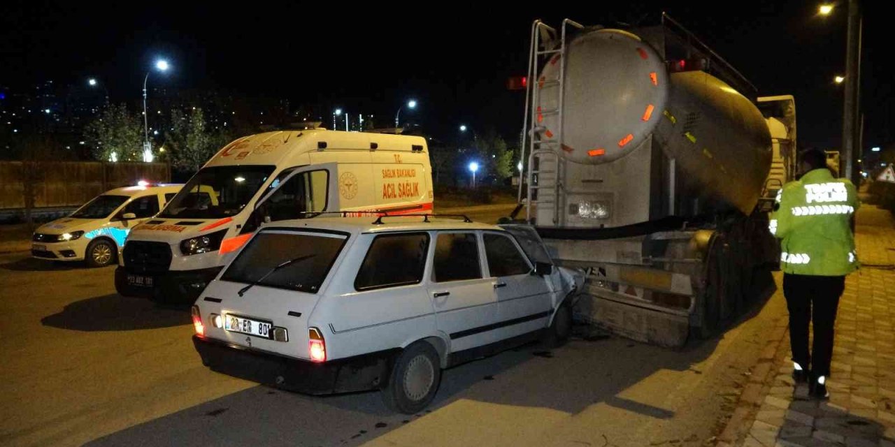 Elazığ’da otomobil beton mikserine çarptı: 1 yaralı