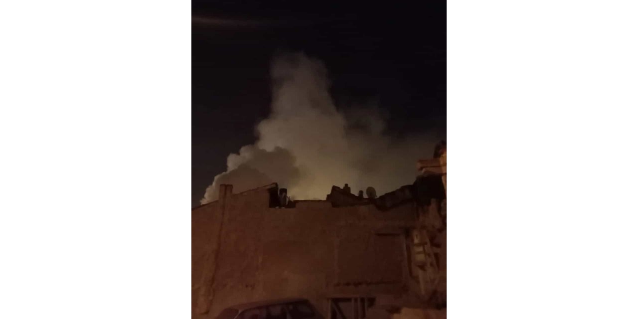 Müstakil evde çıkan yangın geceyi aydınlattı