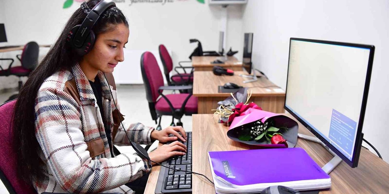 Engelsiz bilgisayar kursiyerleri sertifikalarına kavuştu