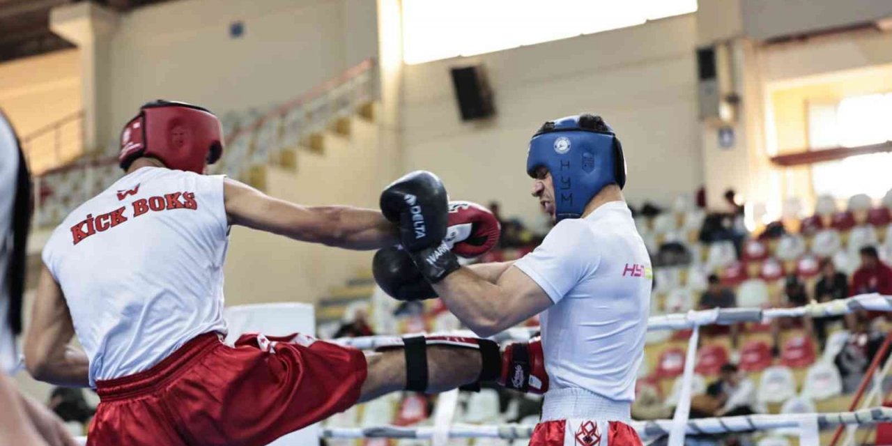 Nefes kesen kick boks heyecanı Denizli’de yaşandı