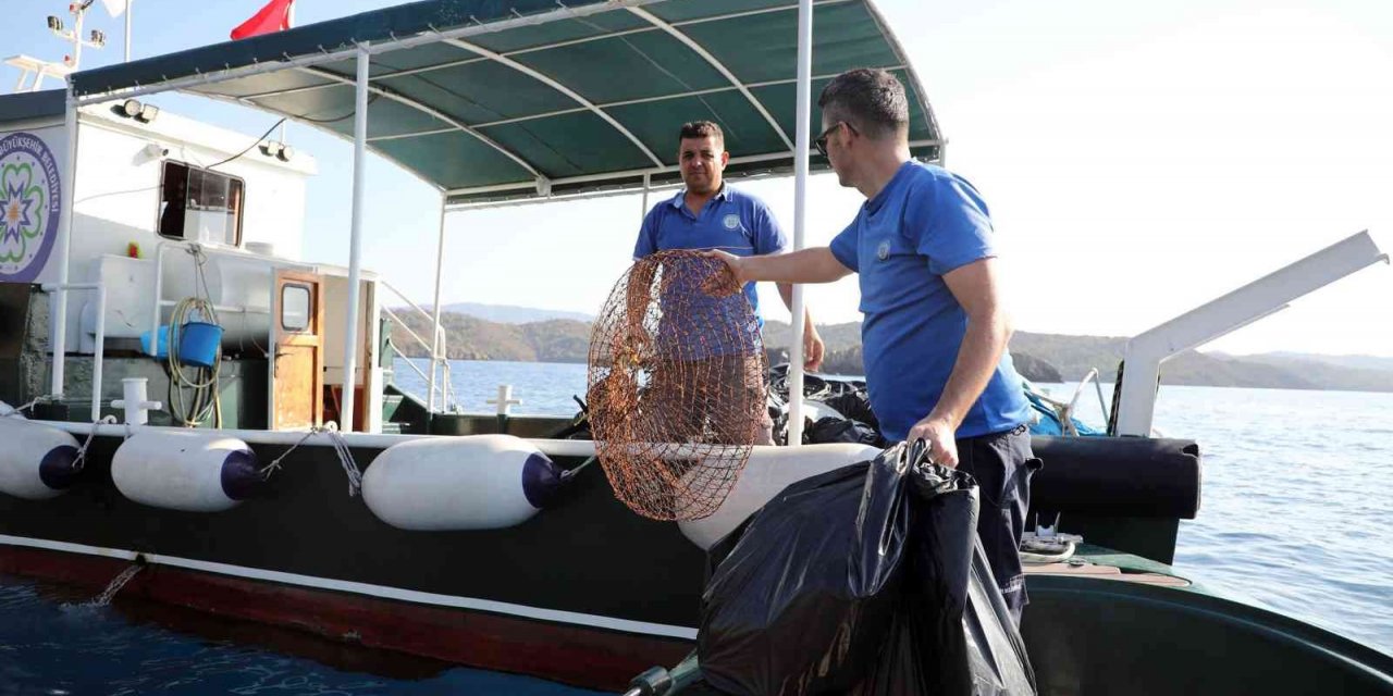 Gökova Körfezinde 19 ton çöp toplandı