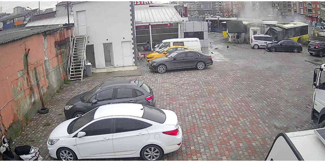 Tramvay kazasından inanılmaz kurtuluş kamerada: Kulübe üzerine yıkıldı