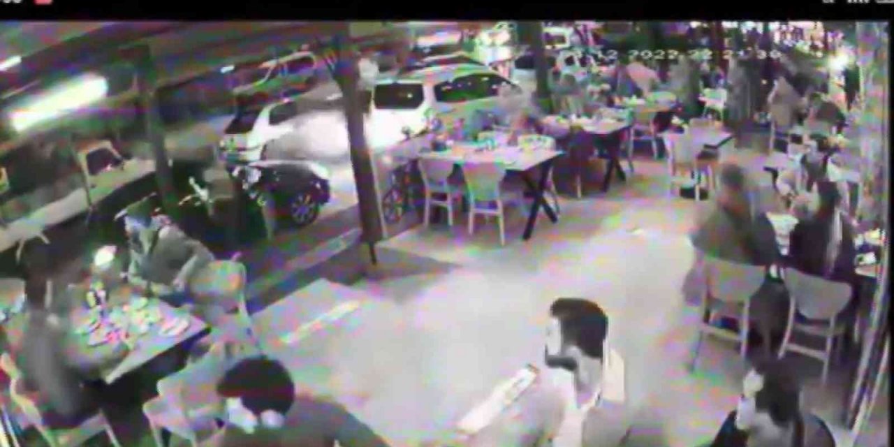 Polisten kaçan şüpheliler 4 otomobile çarparak durabildi