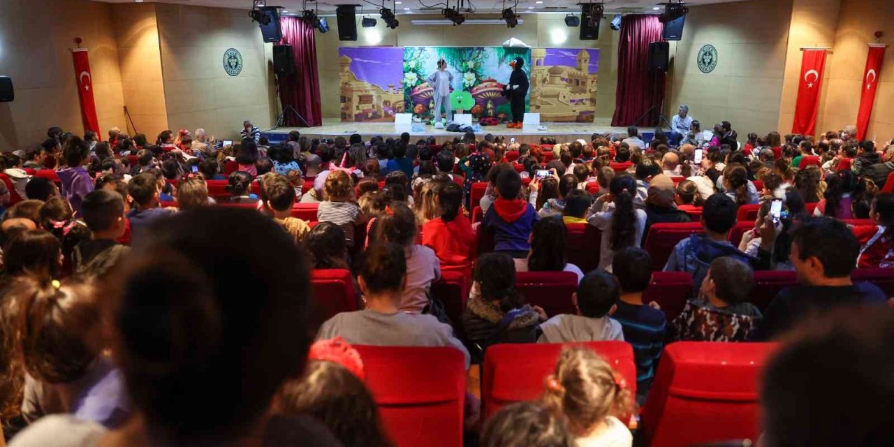 Buca’da minikler "Neşeli Orman Dostları" isimli tiyatro oyunu ile eğlendi