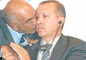 İran'dan Erdoğan'a teşekkür öpücüğü