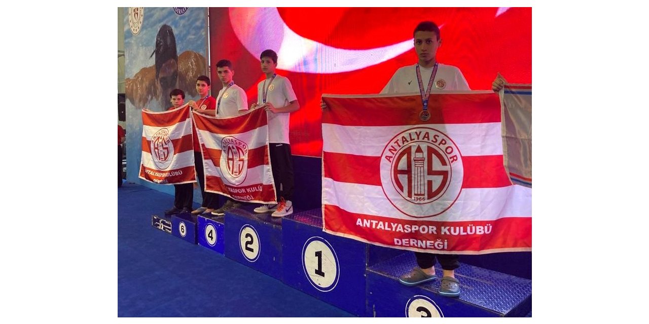 Antalyasporlu yüzücülerden beşte beş