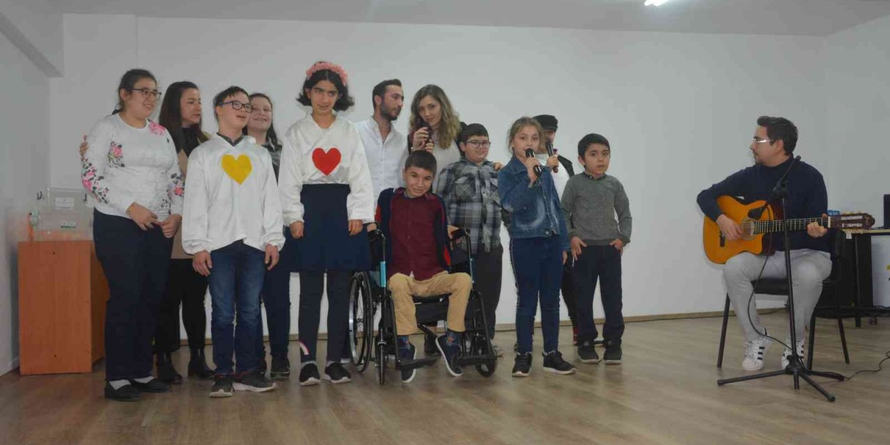 Özel öğrencilerin günleri kutlandı