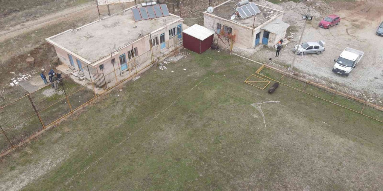 Atıl hale gelen futbol sahası yeniden hizmete kazandırılıyor