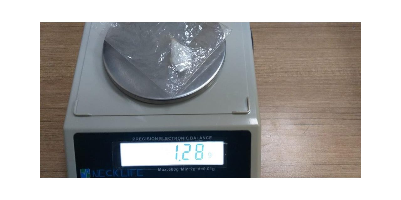 Polis ekiplerini görüp kaçtı, uyuşturucuyu yere attı