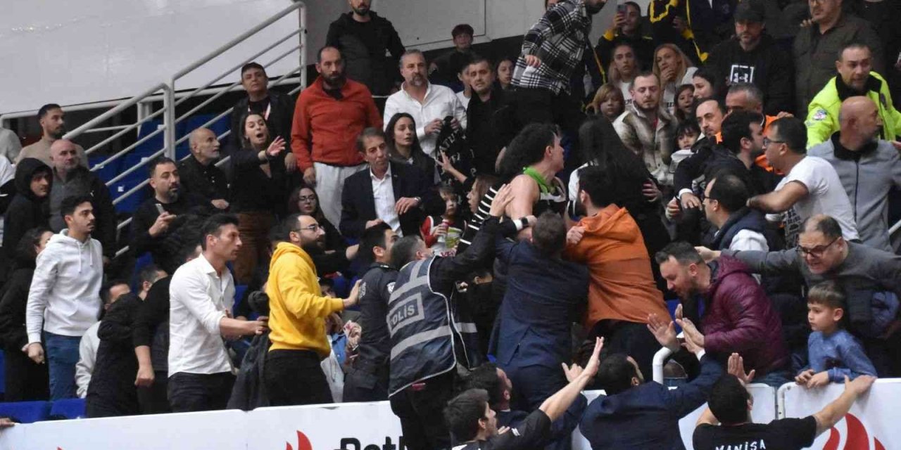 Aliağa Petkimspor - Manisa BB maçında tribünler boşaltıldı