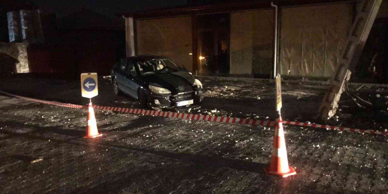 Osmaniye’de otomobil önce elektrik direğine, ardından iş yerine çarptı: 2 yaralı