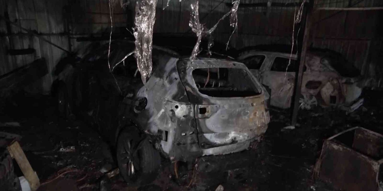 Bursa’da araç bayisinde korkutan yangın: Sıfır araçlar kül oldu