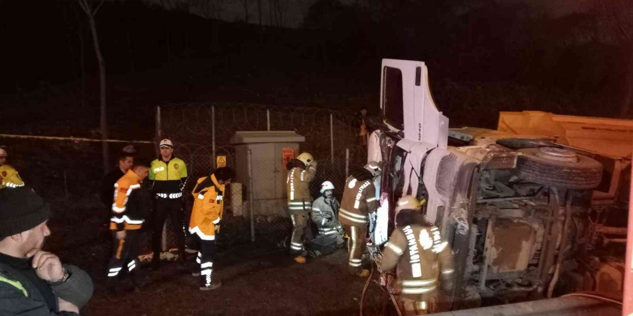 TEM Otoyolu’nda hafriyat kamyonu devrildi: 1 ölü, 1 yaralı