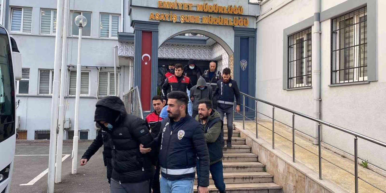 Şifreli konuşuyorlardı...Kadınlara zorla fuhuş yaptıran çete adliyeye sevk edildi