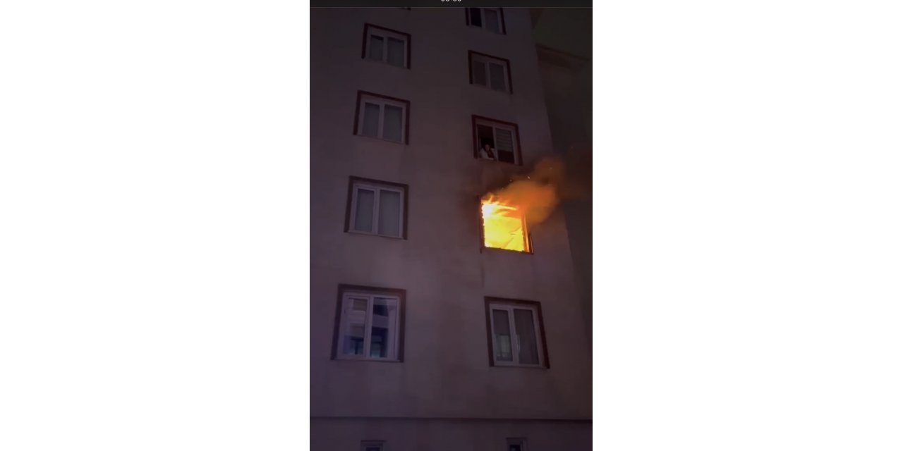 Bursa’da ev alev alev yandı..Komşusu film izler gibi izledi