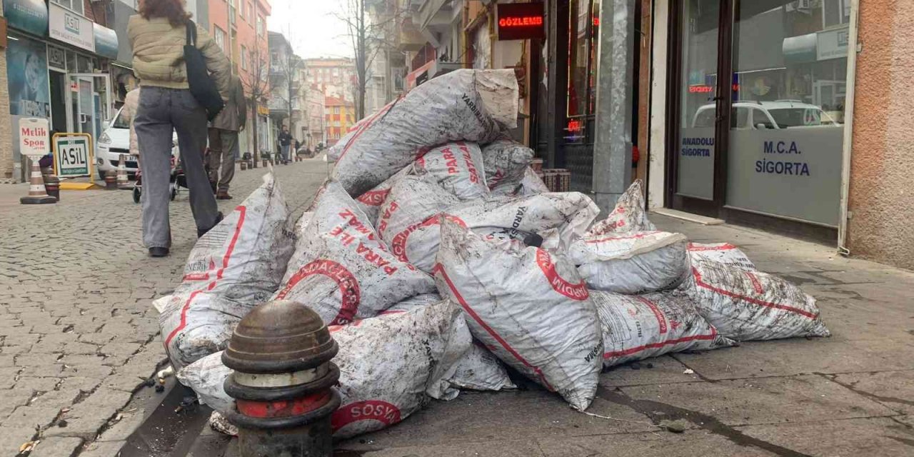 Onlarca kömür torbası kaldırımı işgal etti