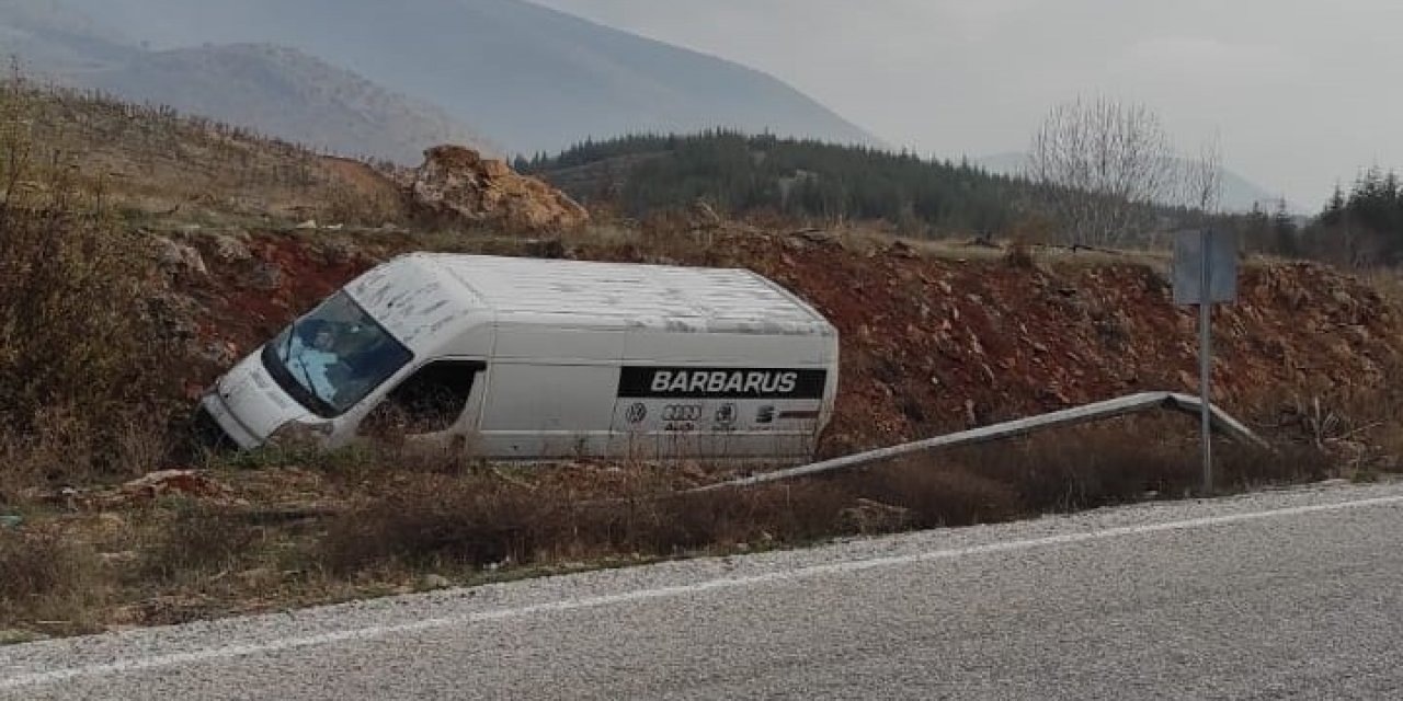 Minibüs şarampole devrildi: 2 yaralı