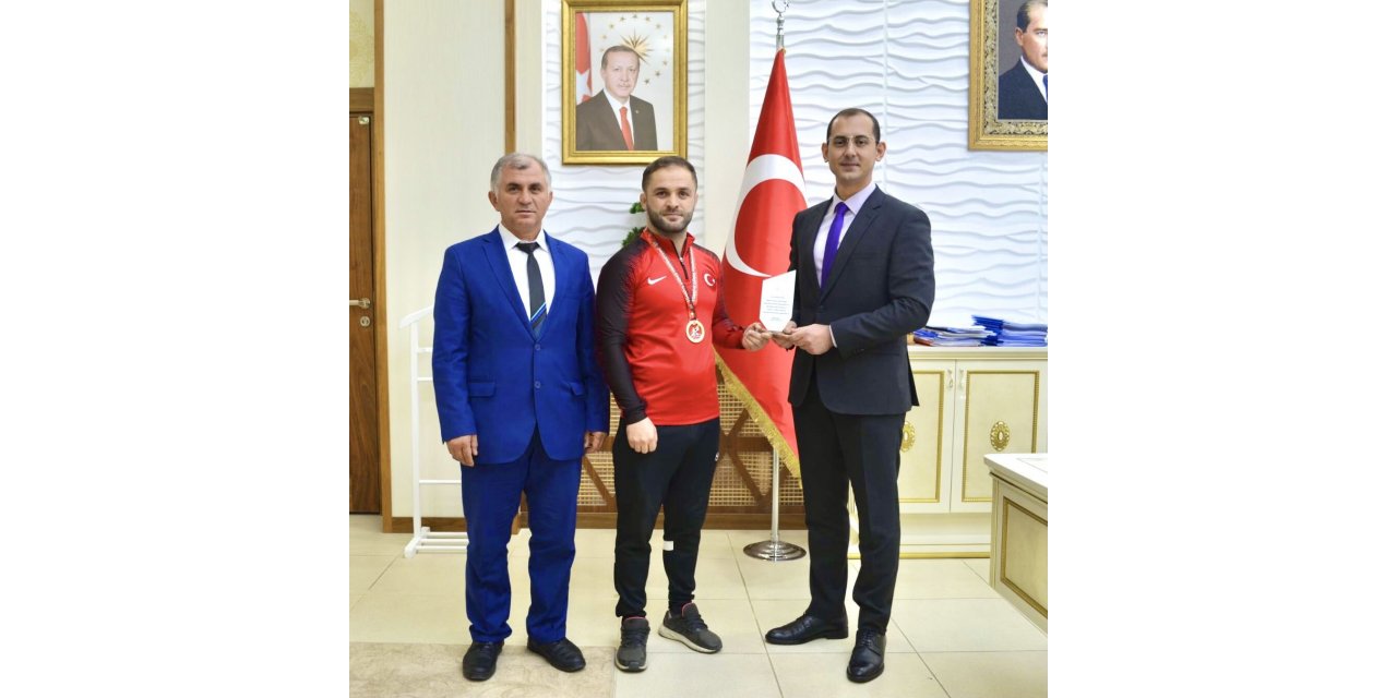 Türkiye Şampiyonu güreşçiye hediye