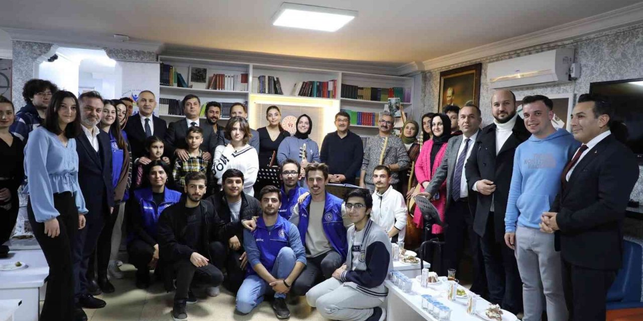 Başkan Çelik gönüllü gençlerle buluştu