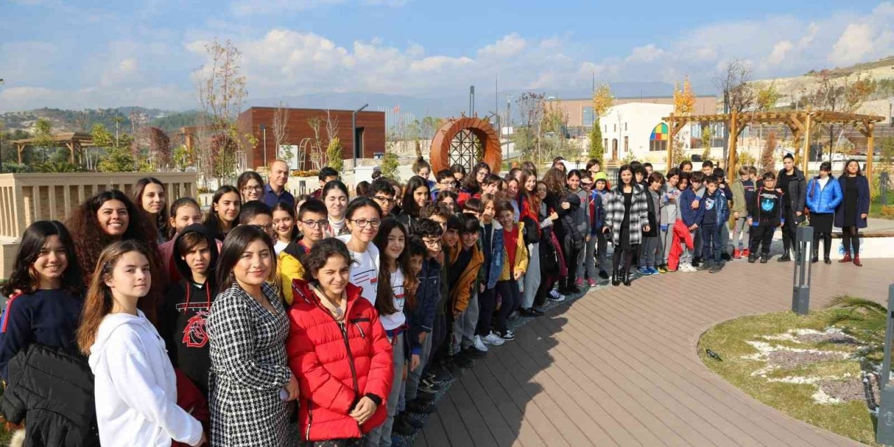 Hatay’da öğrenciler "Dünya Toprak Günü"nde çiçek diktiler
