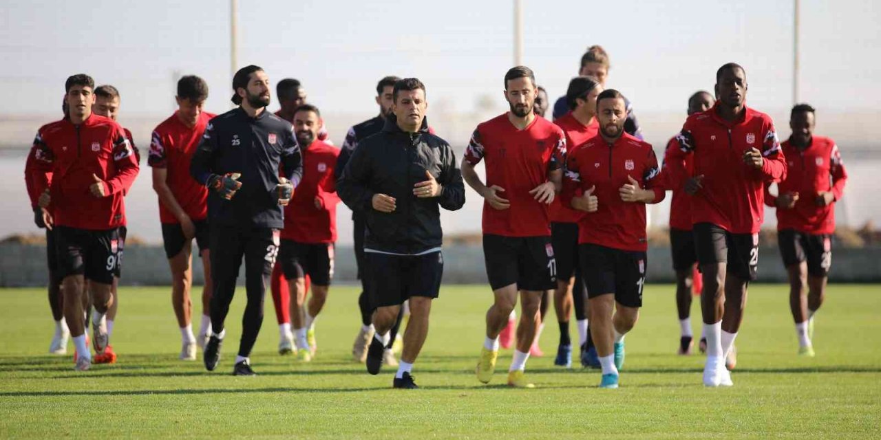 Sivasspor hazırlıklarını Antalya’da sürdürüyor
