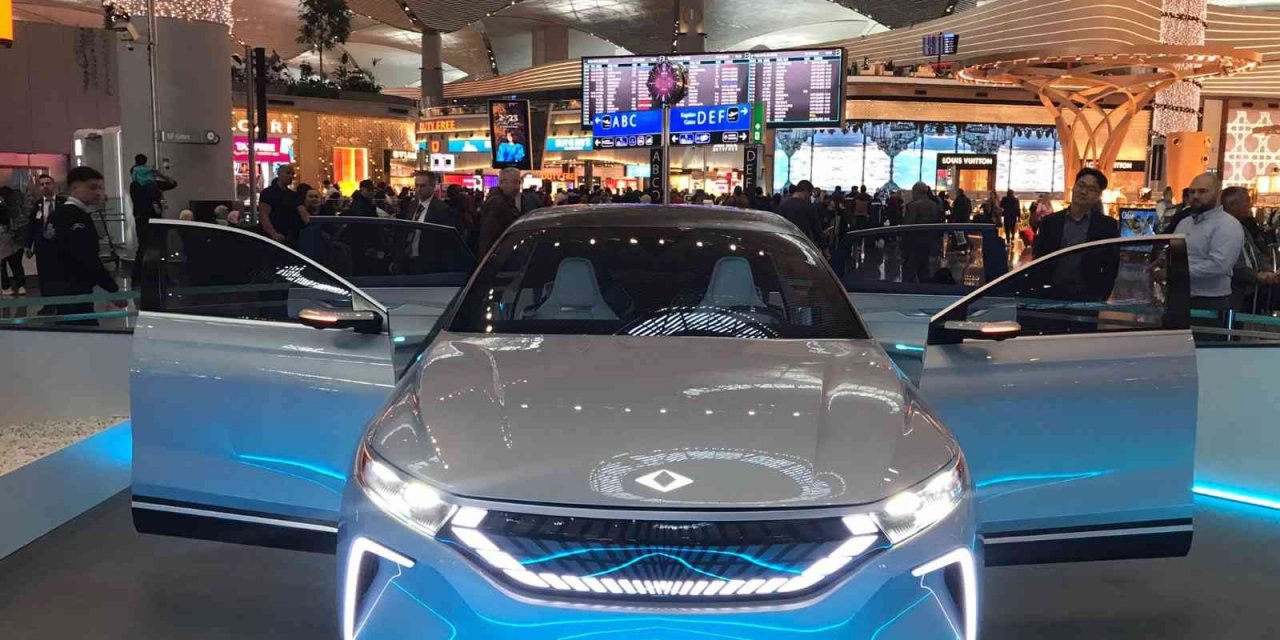 İstanbul Havalimanı’nda sergilenen TOGG’a yoğun ilgi