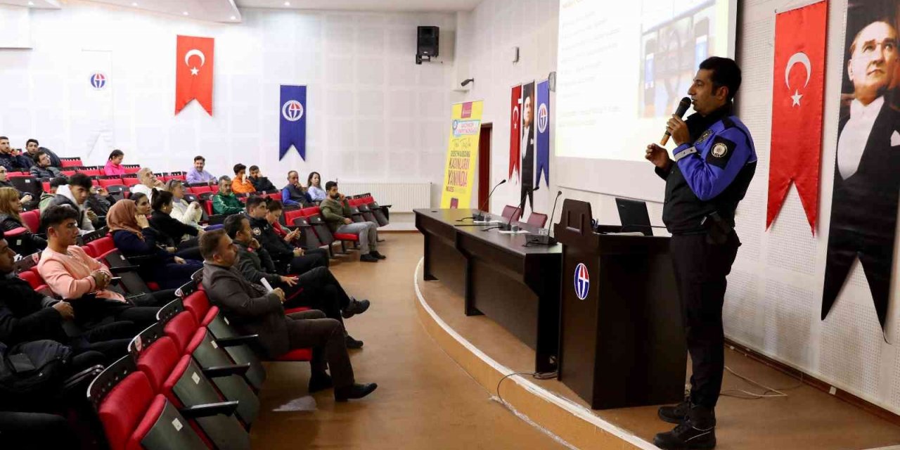 Akademisyen ve öğrencilere "kadına el kalkmaz" semineri