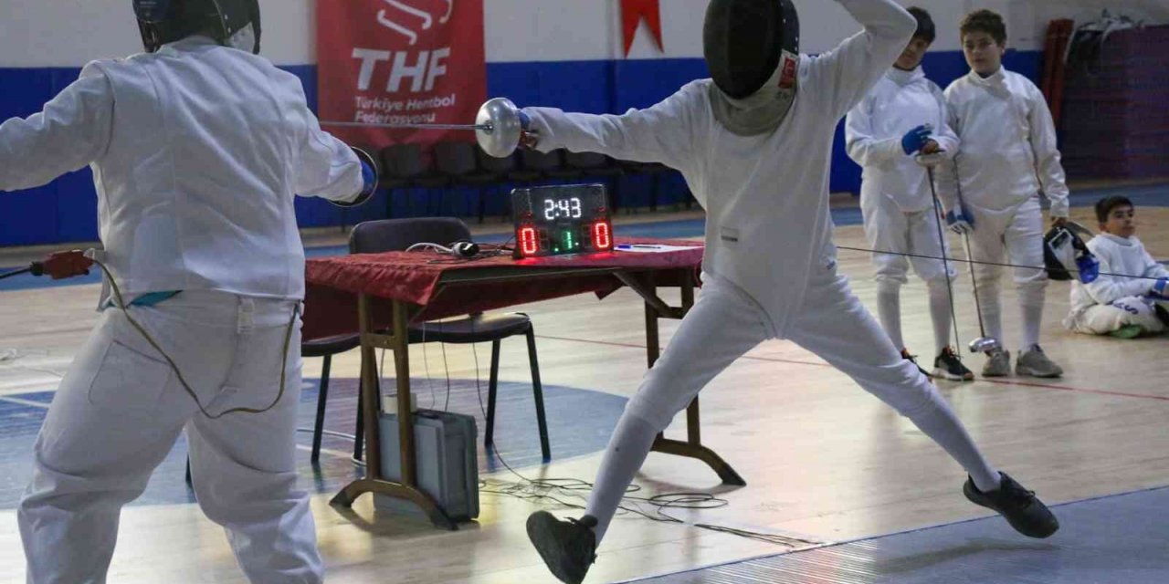 Okullar eskrimde yarıştı