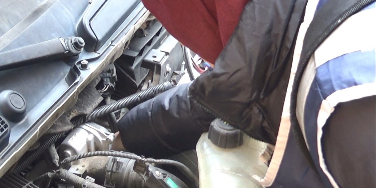 Şefkatli polisten araçta sıkışan yavru kediye yardım eli