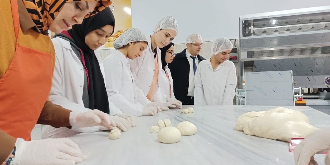 Lise öğrencileri ekmek üretimine başladı