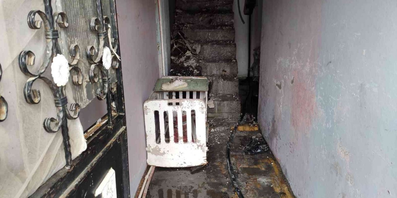 Sultangazi’de öz oğlu tarafından yakılmak istenen kadının evi kundaklandı