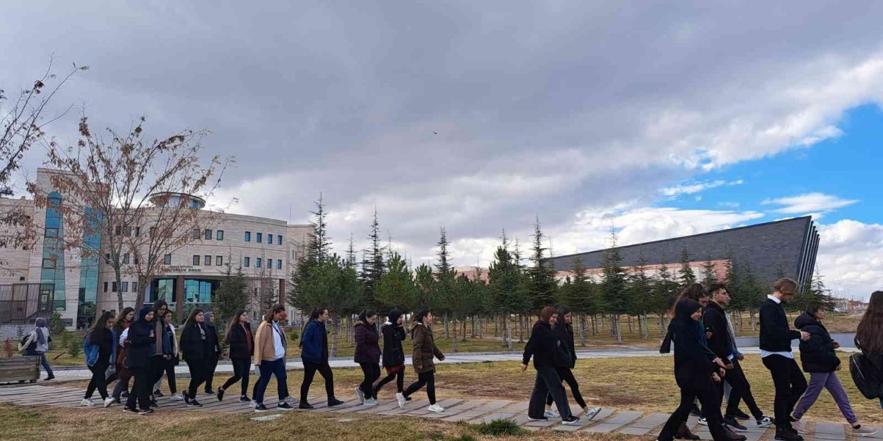 Lise öğrencilerinden NEVÜ’ye teknik gezi