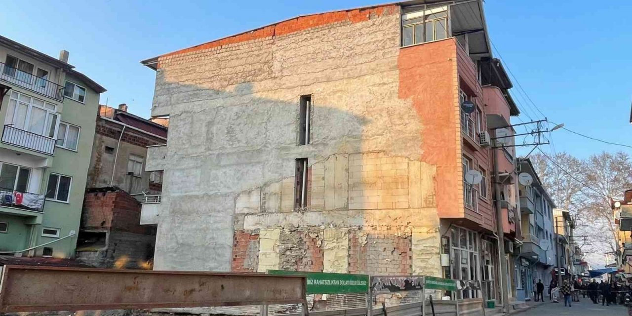 Bursa’da hareketli saatler...Çökme tehlikesi olan 4 katlı  bina boşaltıldı