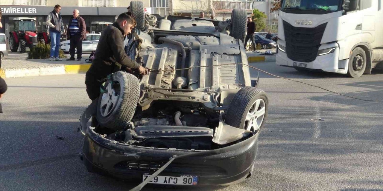Takla atan aracın sürücüsü yaralandı, ters dönen otomobili vatandaşlar düzeltti