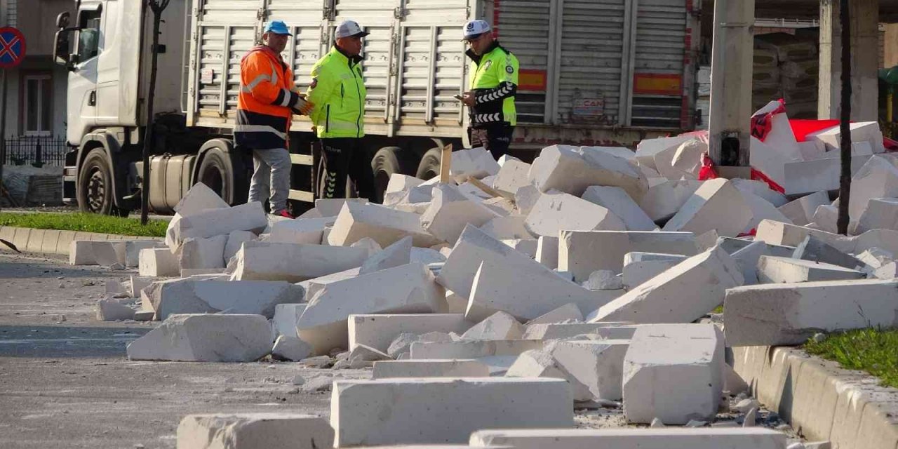 Ordu’da tırdan yola dökülen gaz beton, trafiği aksattı