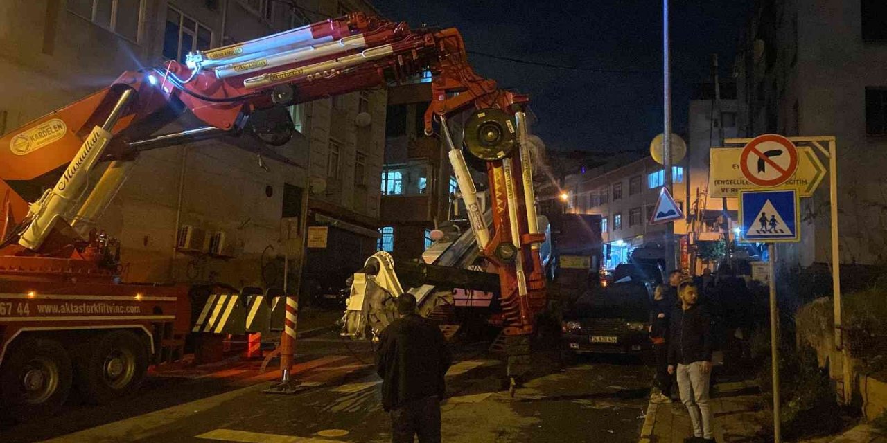 Eyüpsultan’da iş makinesi park halindeki cipin üzerine devrildi