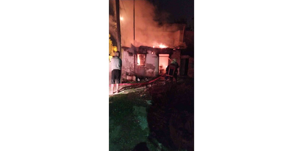 Tarsus’ta yangın çıkan ev kullanılmaz hale geldi