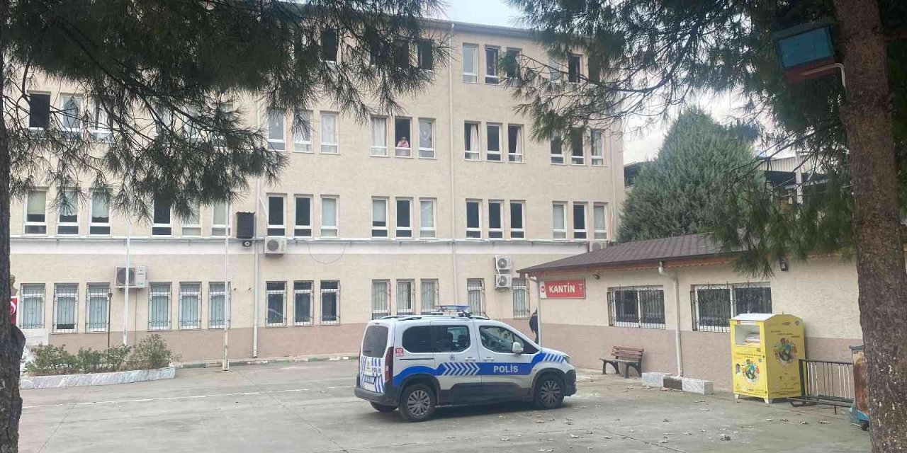 Bursa’da 21 lise öğrencisi zehirlenme şüphesiyle hastaneye kaldırıldı