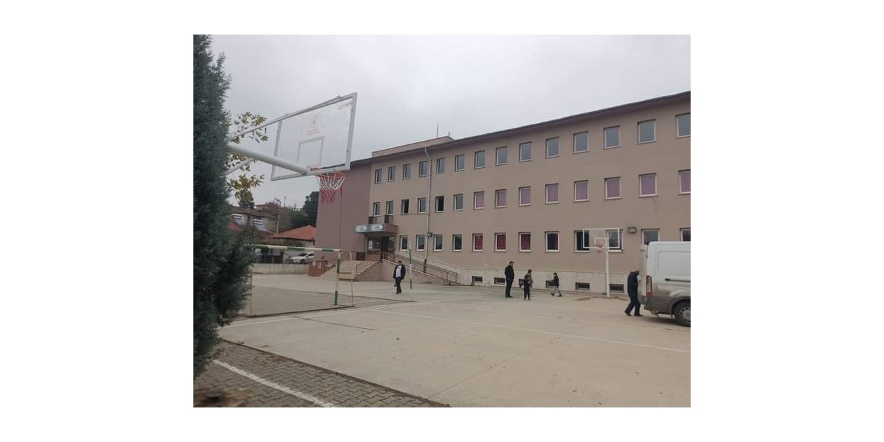 Sarıgöl’de okullara basketbol potaları yerleştirildi