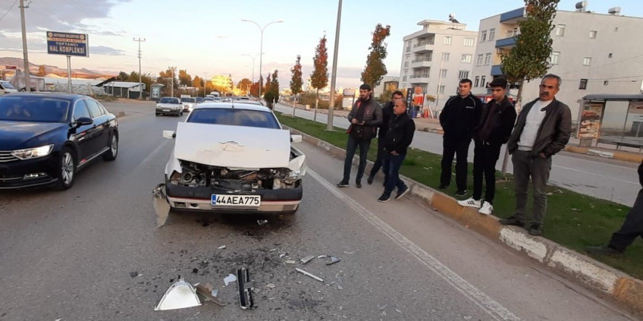 Otomobil, kırmızı ışıkta duran araca arkadan çarptı