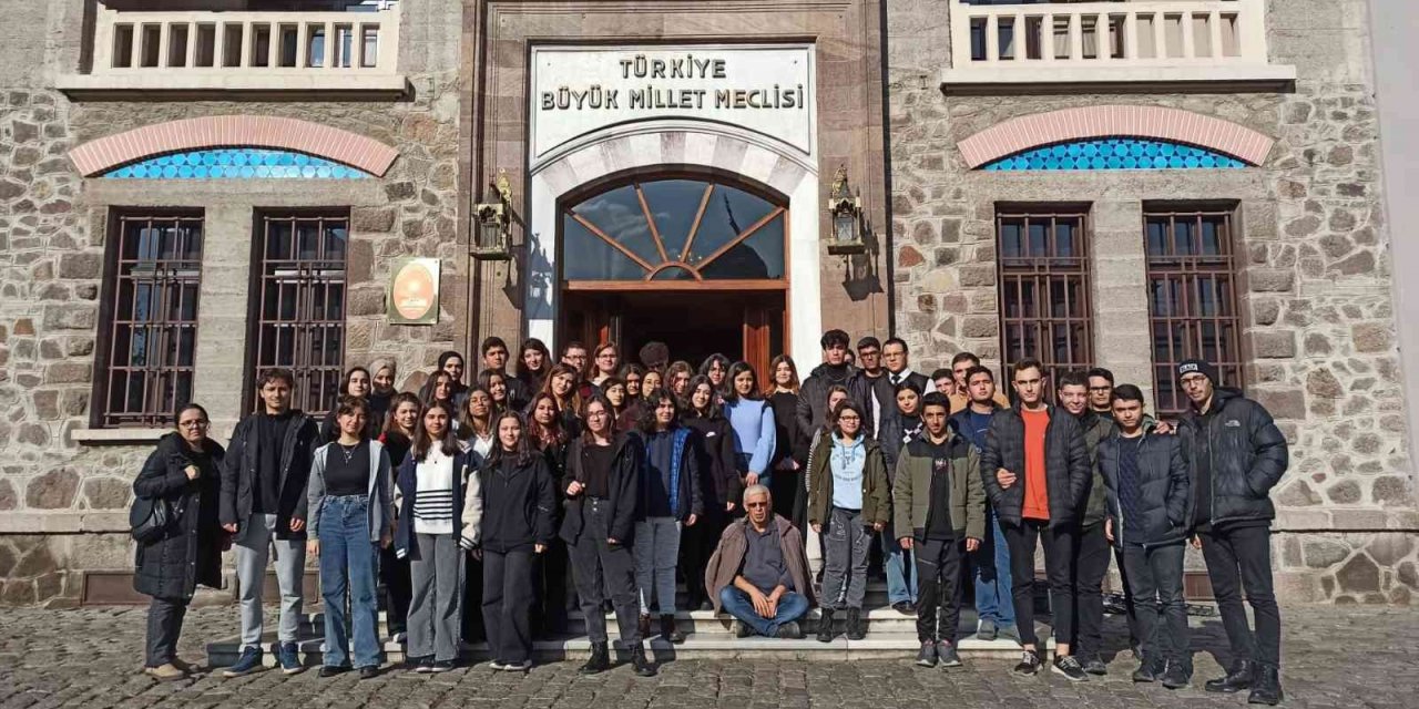 Salihlili gençler Ankara’da Anıtkabir ve tarihi yerleri gezdi