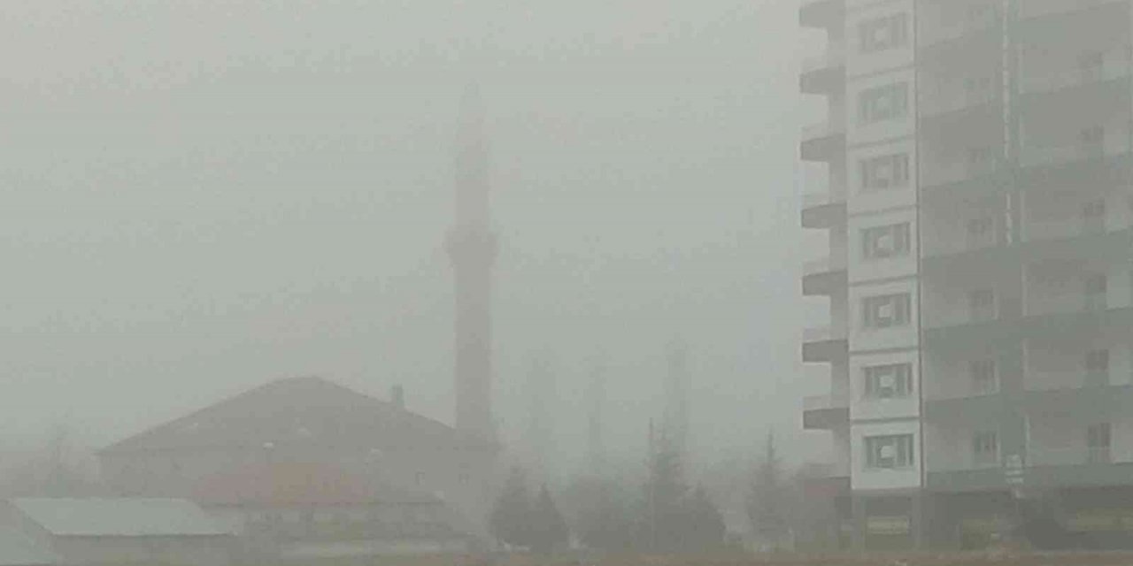 Gemerek’te ekili olan yoğun sis nedeniyle göz gözü görmedi