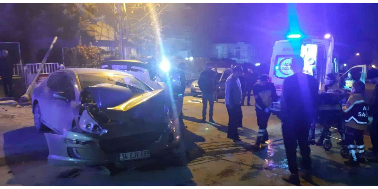 Kavşakta kaza:2 yaralı