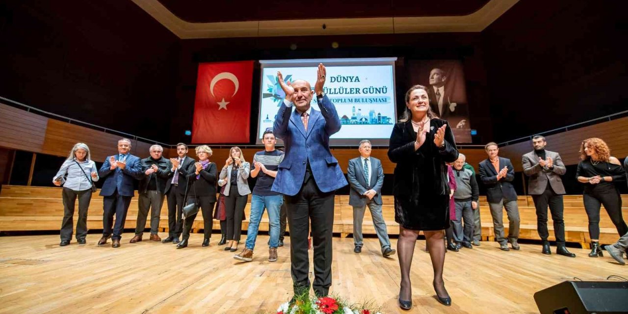 Soyer: “İzmir felaketleri gönüllülükle aştı”